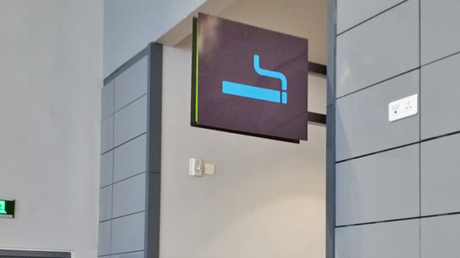 空港の喫煙所