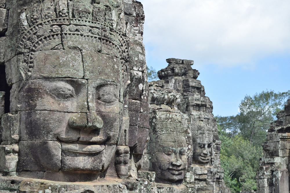 カンボジアに存在するバイヨン寺院の石像