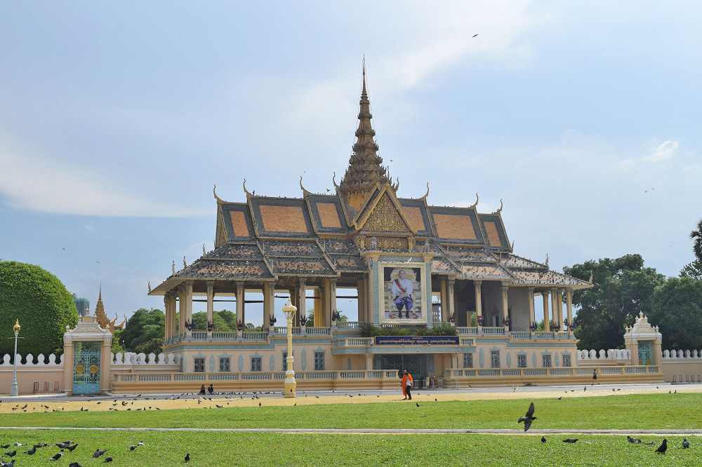カンボジア王宮前