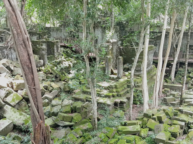 崩れた遺跡の上を歩く