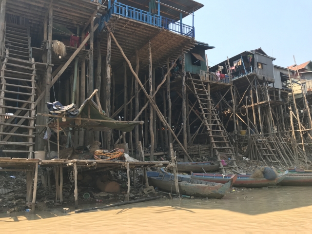 湖面に建つ家トンレサップ湖