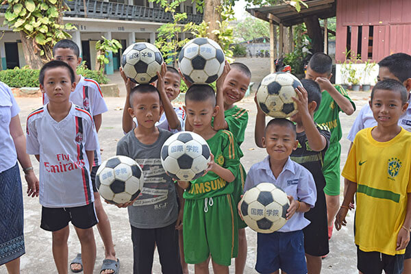 ラオスの子供達にサッカーボールを寄付する