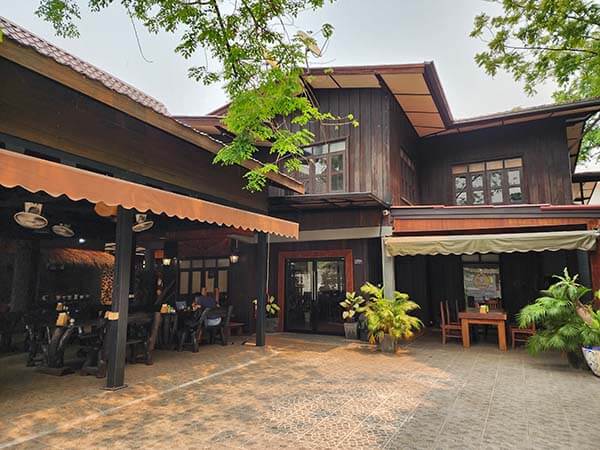 リゾート風の造りが開放的なビエンチャンのカフェ