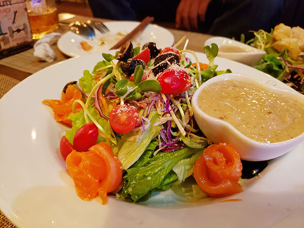 ラオスのレストランの美味しいサラダ