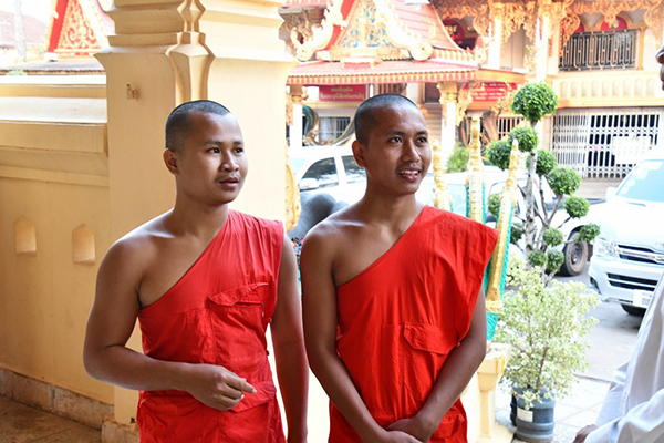 熱心に修行に励む二人の若い修行僧