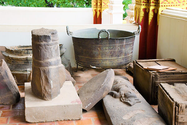 ワット・ホー・プラケオの本堂の裏に積まれる崩壊された石仏