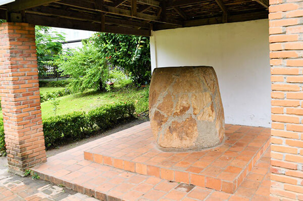 ワット・ホー・プラケオの墓か酒作りの道具か、謎の石壺
