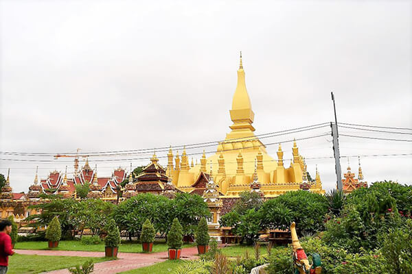 美しい植栽に映える仏塔と宮殿