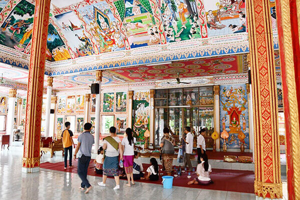 宮殿の中で物語る数々の仏画