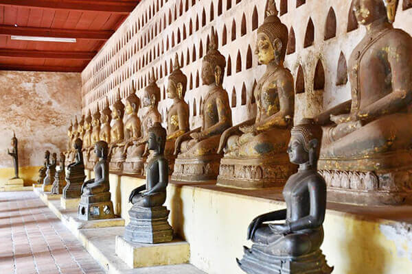 ワット・シーサケット回廊にずらりと並ぶ大小様々な仏像