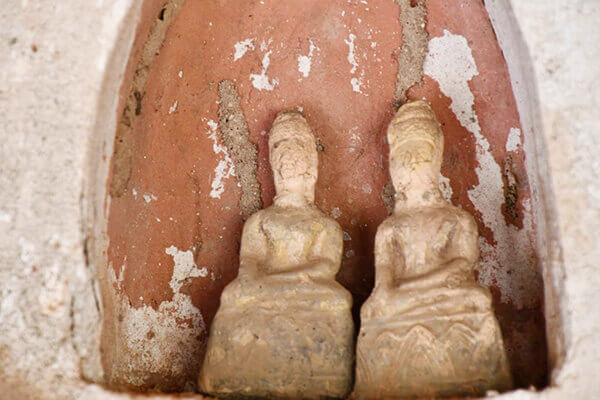 ワット・シーサケット釣鐘型の穴には小さな仏像が二体ずつ