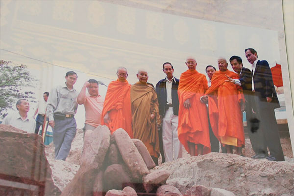 発掘時の写真。専門家と僧侶が立ち合い。