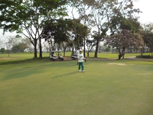 タイのゴルフはスループレー