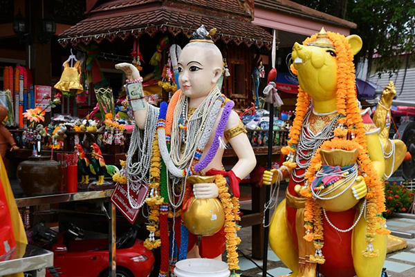 お礼のお供え物があふれるウマトーンの祠