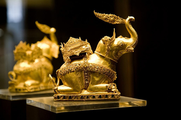 チャオ・サン・プラヤー国立博物館の黄金の仏像