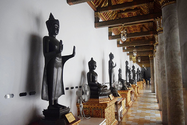 世界各国の仏像が回廊を廻ります
