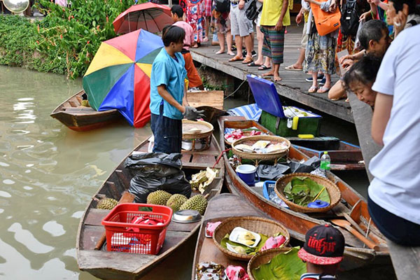 小舟で野菜やフルーツを売る昔ながらの光景