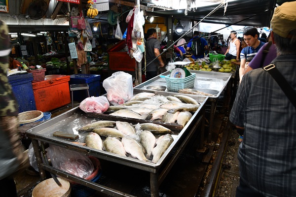 魚が並ぶメークロン市場