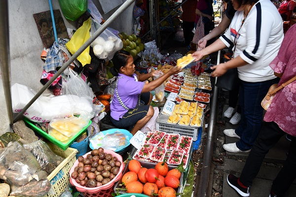 メークロン市場で果物を売る女性
