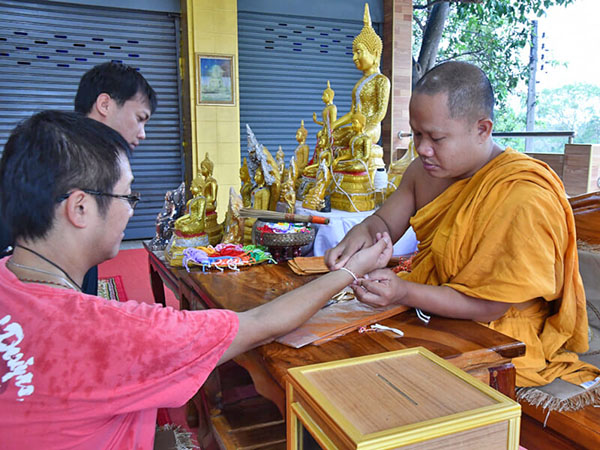 僧侶からの丁寧な祈祷と聖糸サーイシン