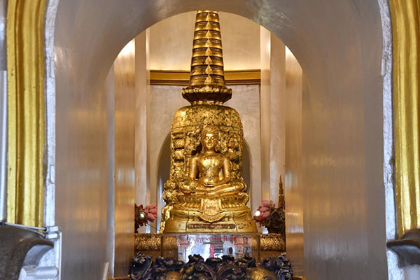 仏塔の中央に丁重に祀られている仏舎利