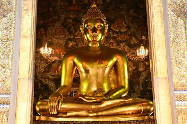 タイで最も美しいと称される礼拝堂の大仏