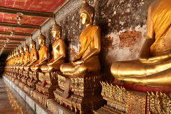 回廊に並ぶ100体を超える仏像