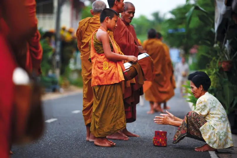 タイの托鉢